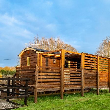Hillside View Shepherds Hut - Ockeridge Rural Retreats Little Witley Exterior photo