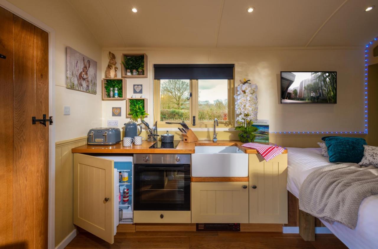 Hillside View Shepherds Hut - Ockeridge Rural Retreats Little Witley Exterior photo