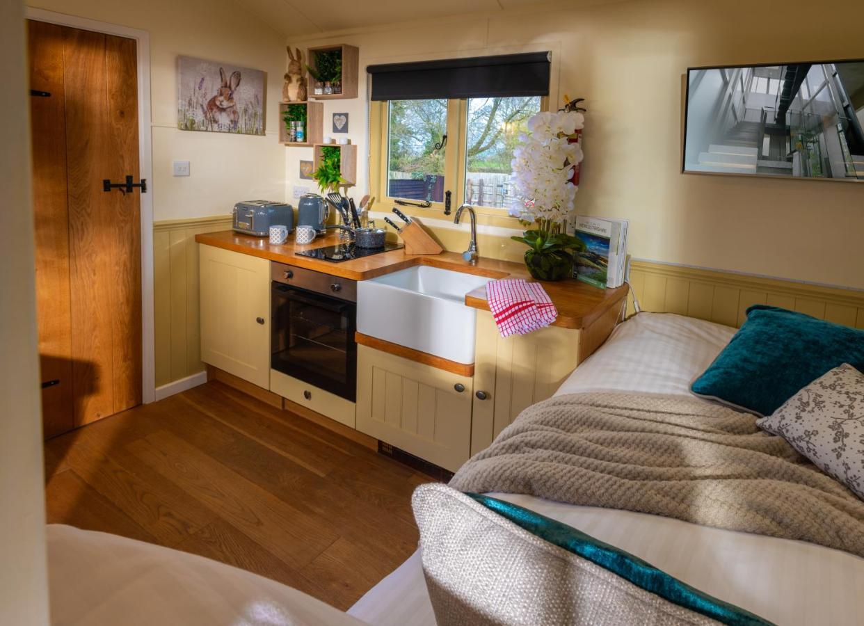 Hillside View Shepherds Hut - Ockeridge Rural Retreats Little Witley Exterior photo