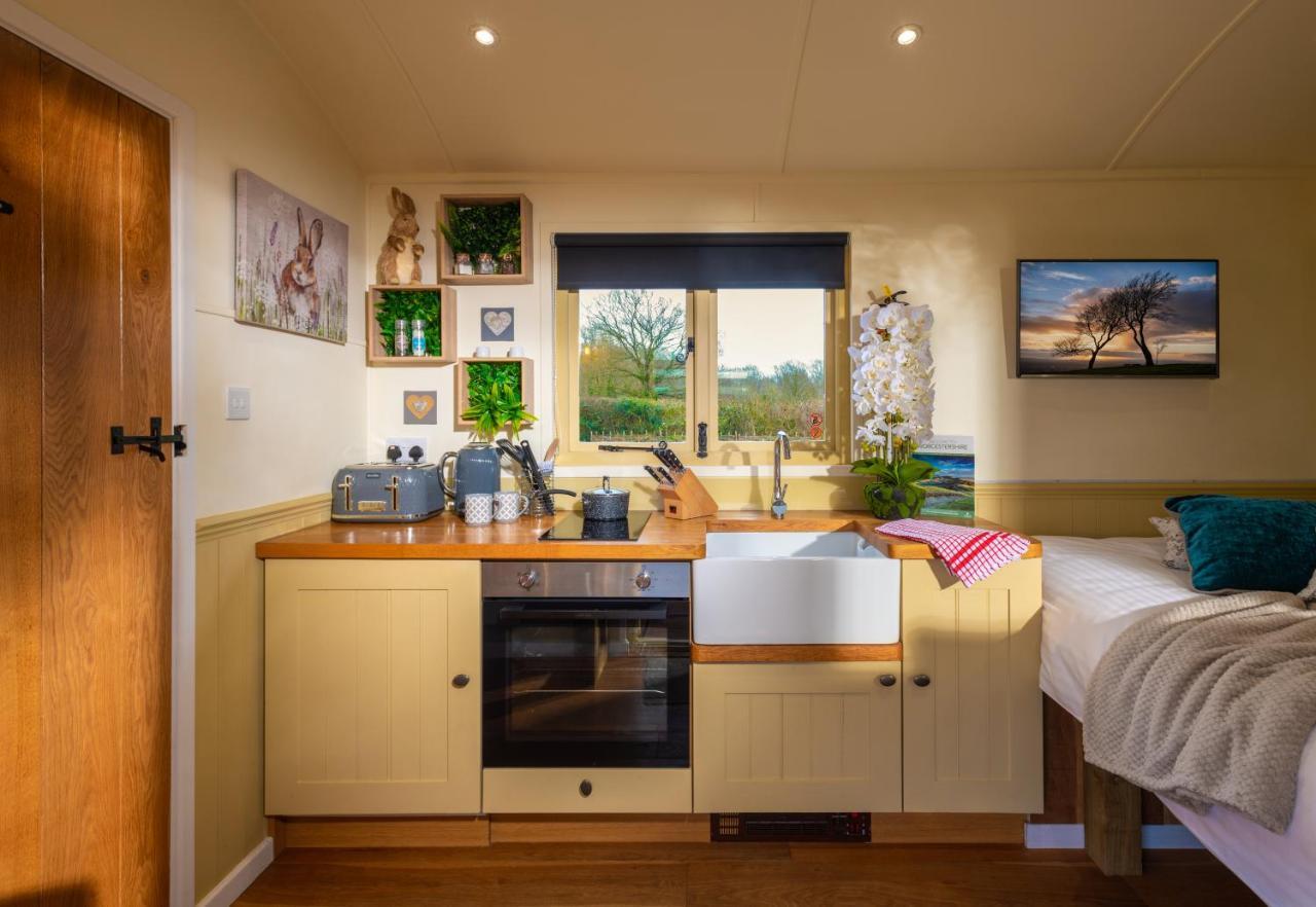 Hillside View Shepherds Hut - Ockeridge Rural Retreats Little Witley Exterior photo
