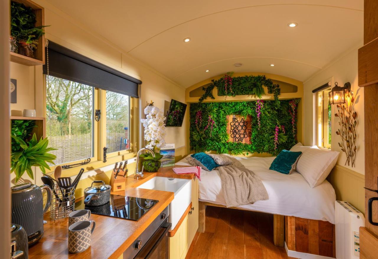 Hillside View Shepherds Hut - Ockeridge Rural Retreats Little Witley Exterior photo
