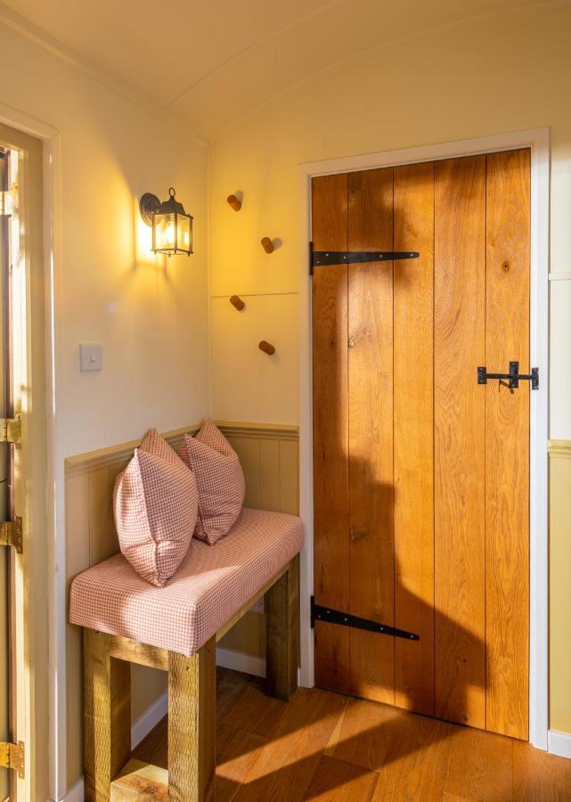 Hillside View Shepherds Hut - Ockeridge Rural Retreats Little Witley Exterior photo