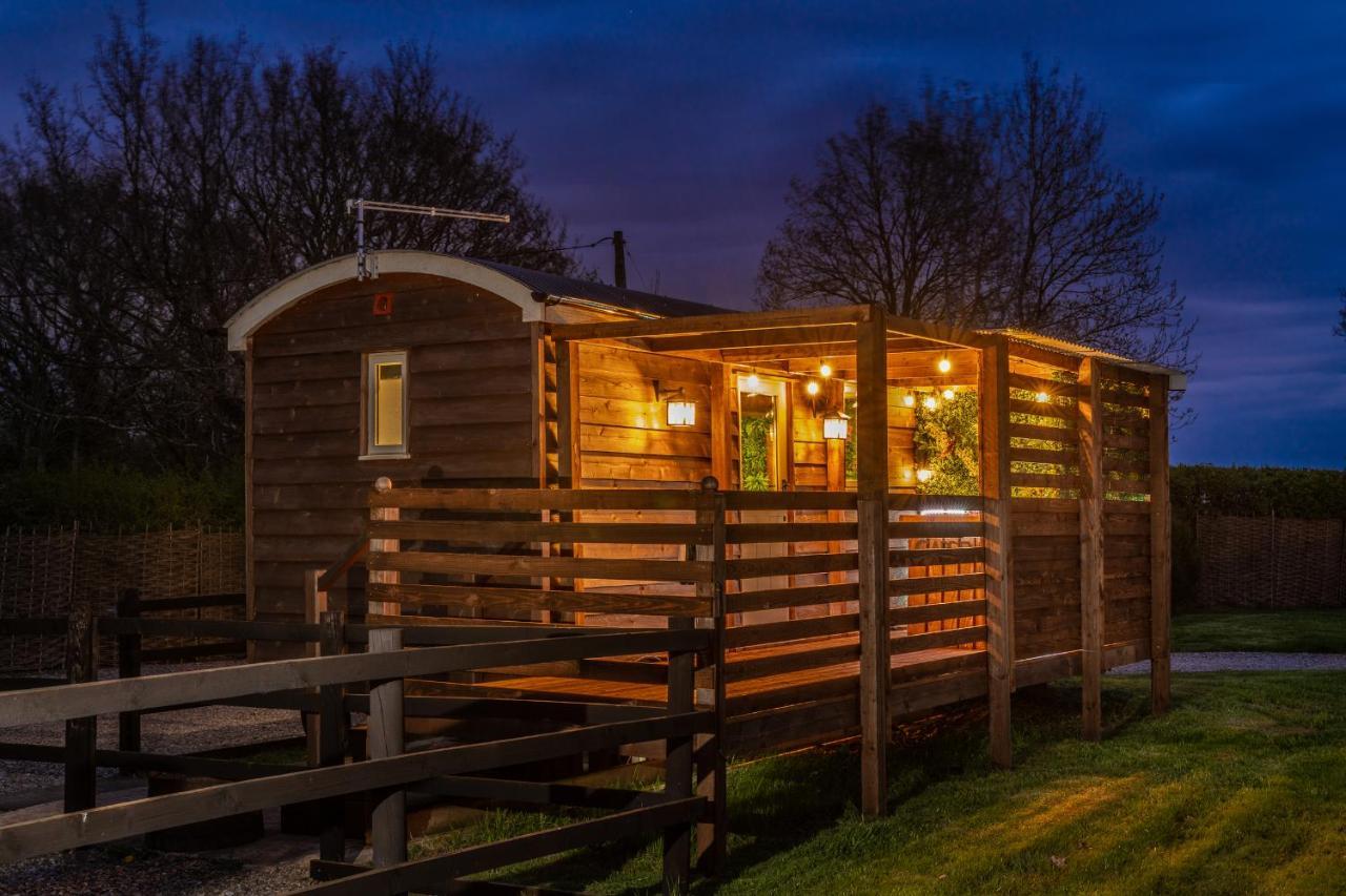 Hillside View Shepherds Hut - Ockeridge Rural Retreats Little Witley Exterior photo