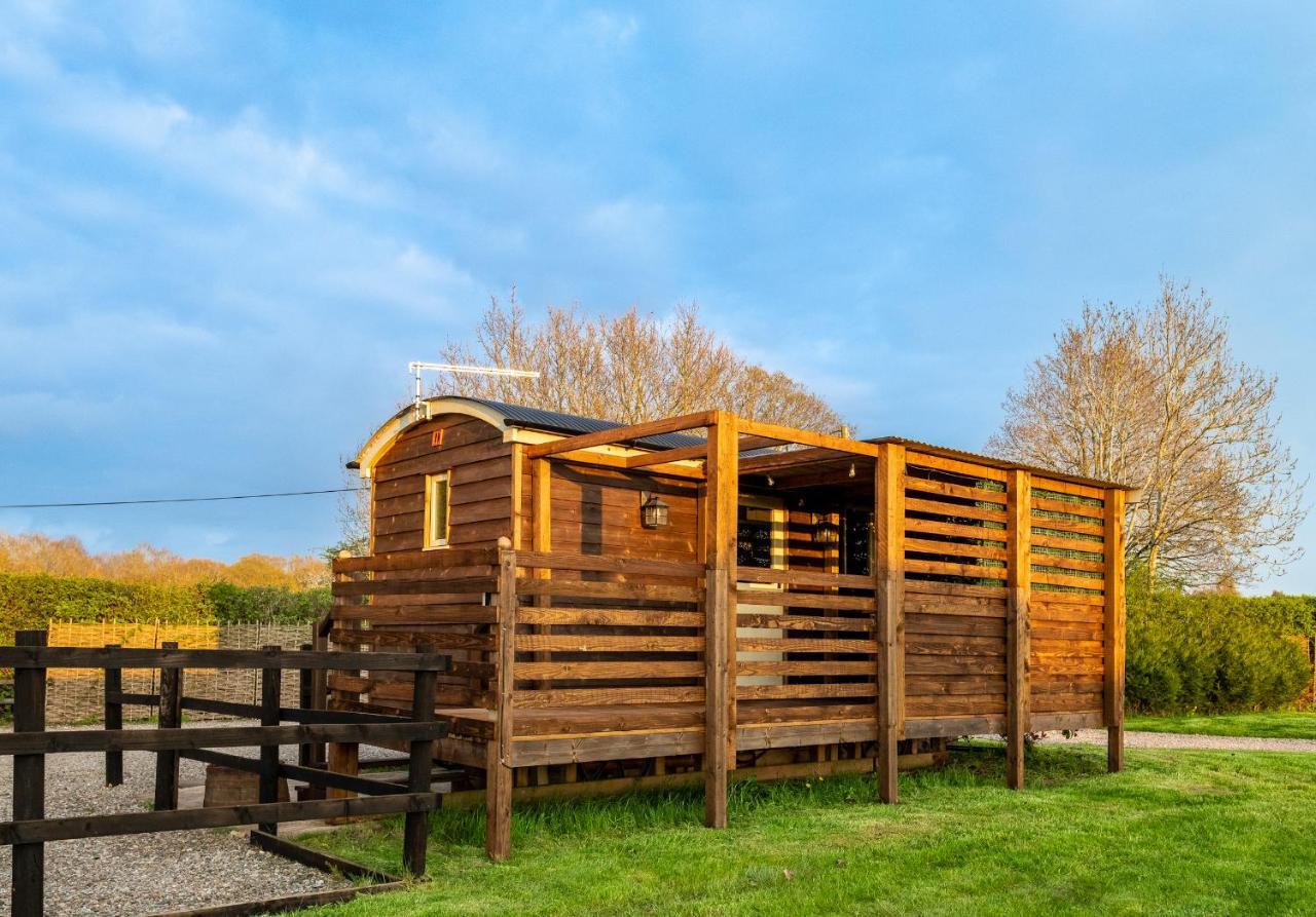 Hillside View Shepherds Hut - Ockeridge Rural Retreats Little Witley Exterior photo