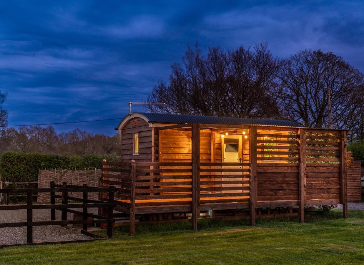 Hillside View Shepherds Hut - Ockeridge Rural Retreats Little Witley Exterior photo