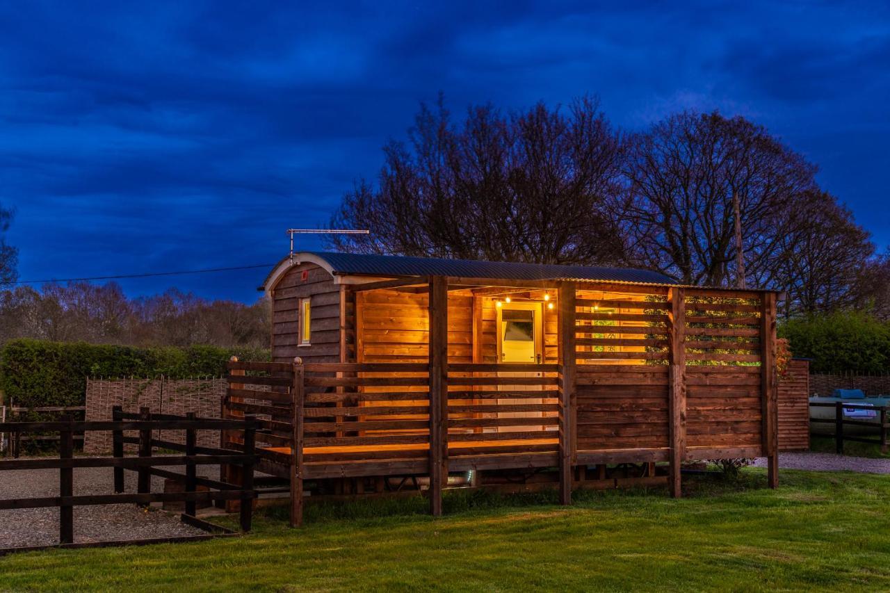 Hillside View Shepherds Hut - Ockeridge Rural Retreats Little Witley Exterior photo